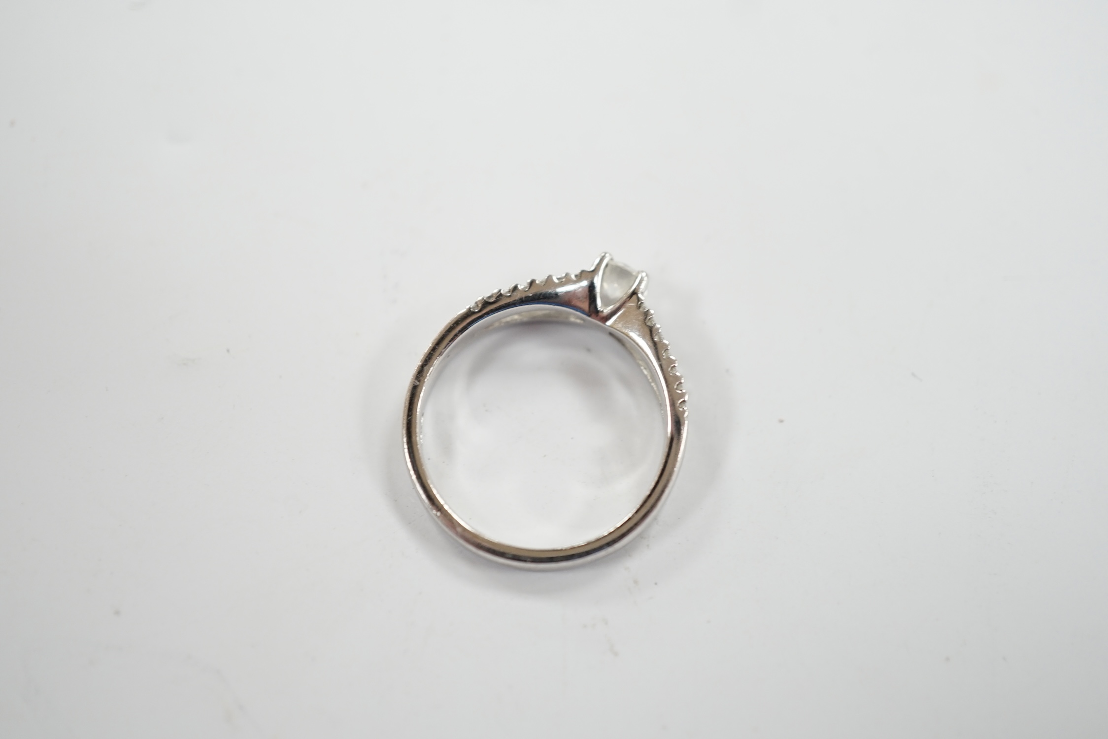 A modern 18ct white gold and single stone diamond set ring, with diamond chip set split shoulders, size O, gross weight 4.2 grams.